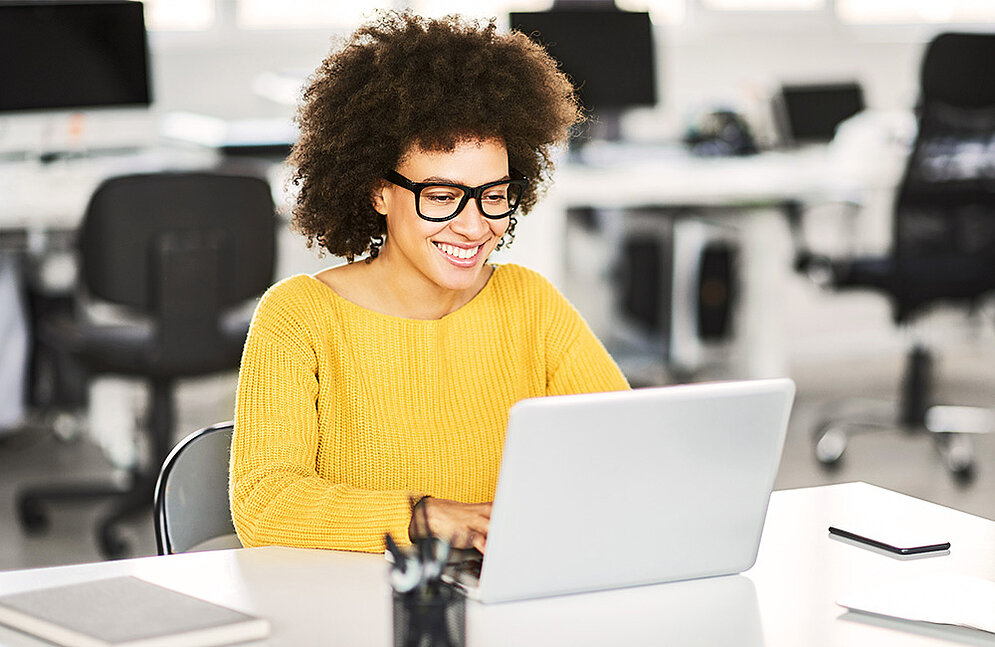 Onze cursussen zijn optimaal afgestemd op het leersucces van uw medewerkers. Vrouw leert met plezier op de laptop